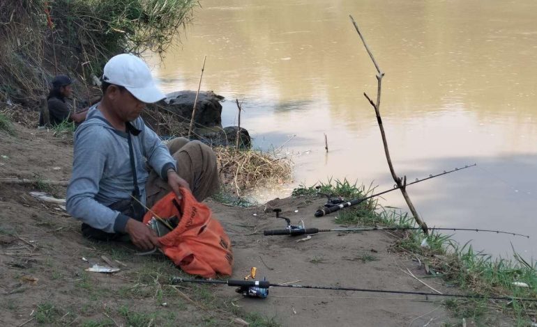 Mancing Ikan Nila di Bantaran Sungai Madiun