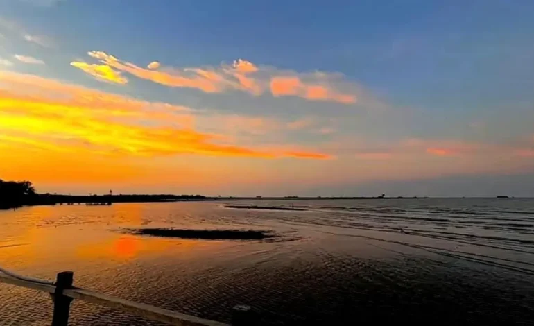 Pantai Kejawanan, Tempat Menikmati Sunset Indah di Cirebon