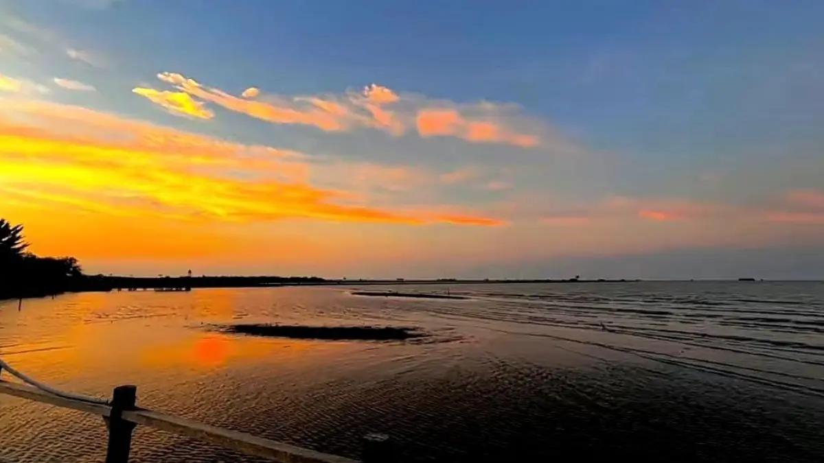 Pantai Kejawanan, Tempat Menikmati Sunset Indah di Cirebon