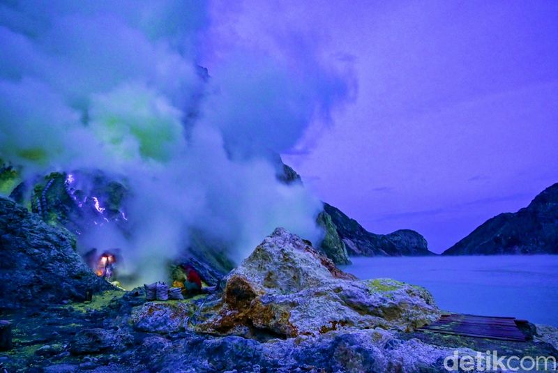 Kawah Ijen dan Fenomena Api Biru yang Langka di Dunia