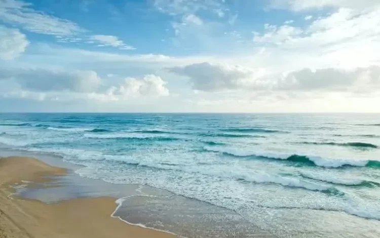 Keindahan Wisata Maluku Pantai Pasir Putih dan Laut Jernih