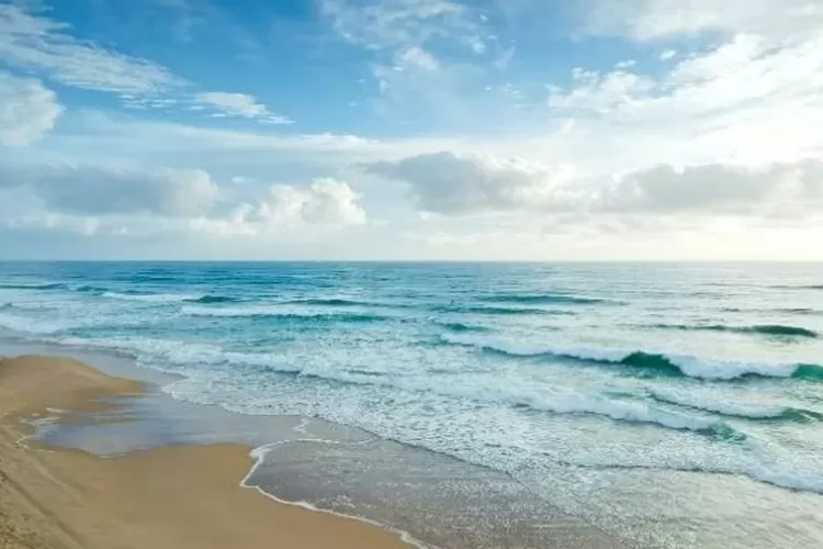 Keindahan Wisata Maluku Pantai Pasir Putih dan Laut Jernih