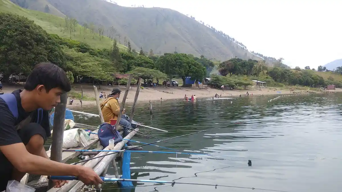 Sensasi Memancing di Danau Toba Vulkanik Terbesar Indonesia